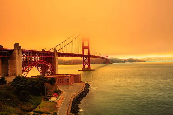 Céu esfumaçado em Golden Gate Bridge — Fotografia de Stock