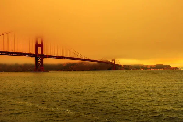 Golden Gate Köprüsü 'nde dumanlı gökyüzü — Stok fotoğraf