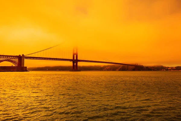 Kouřová obloha na mostě Golden Gate — Stock fotografie