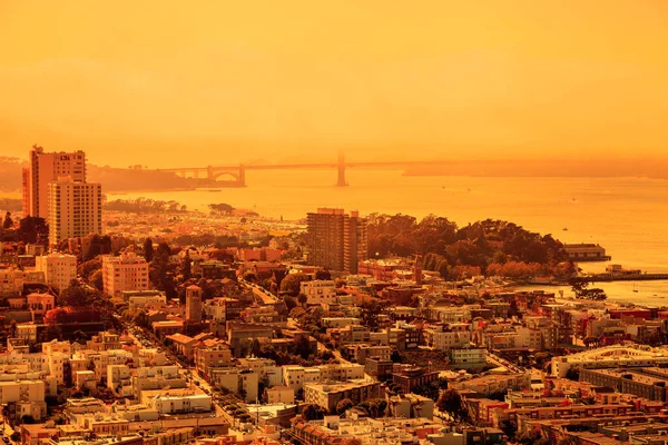 Дым оранжевого неба в лесном пожаре в Сан-Франциско — стоковое фото