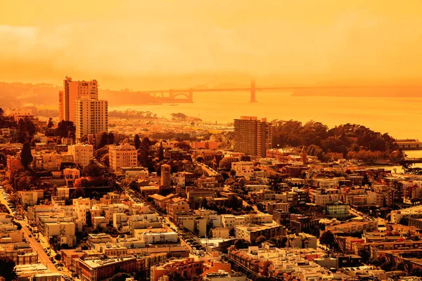 Rökig orange himmel i San Francisco löpeld — Stockfoto