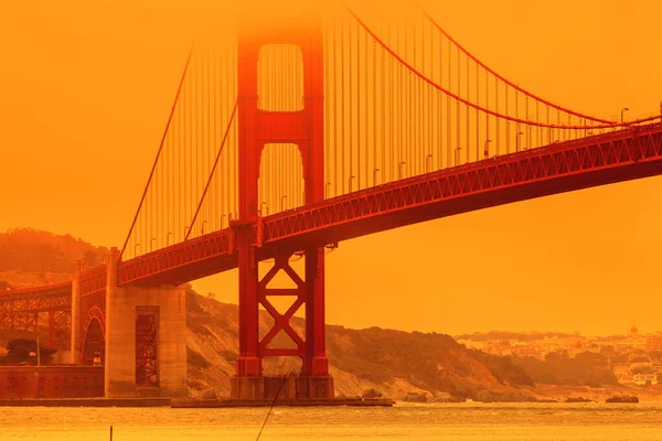 Golden Gate Köprüsünde dumanlı yangın — Stok fotoğraf
