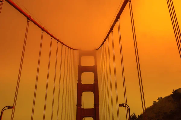 Golden Gate Köprüsü dumanlı gökyüzü — Stok fotoğraf