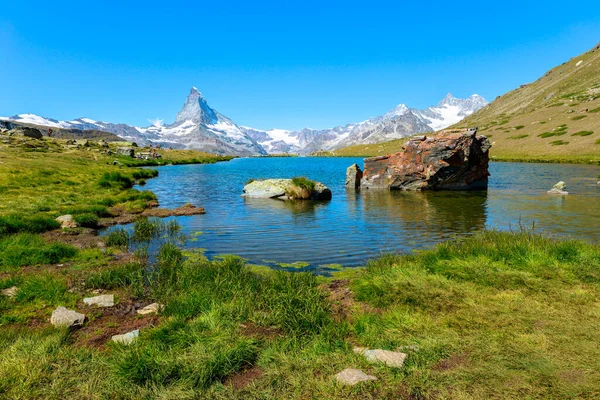 Matterhorn em Stellisee Lake — Fotografia de Stock