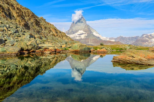 Matterhorn em Riffelsee Lake — Fotografia de Stock