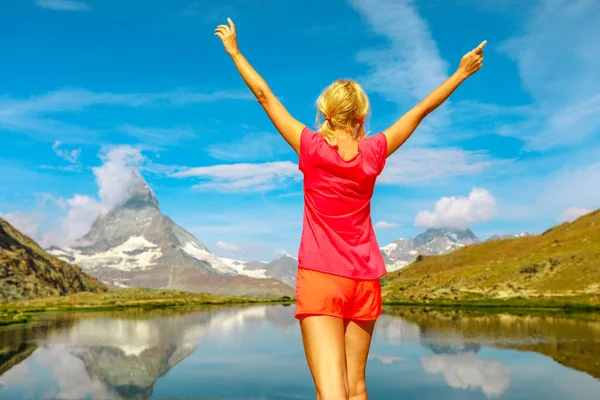 Turistkvinna vid Matterhorn på Riffelsee Lake — Stockfoto