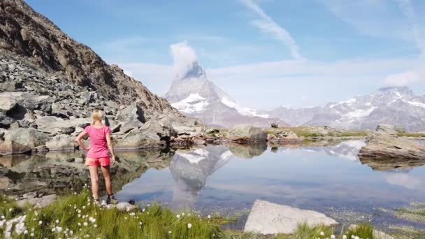 Matterhorn meditation på Riffelsee Lake — Stockvideo