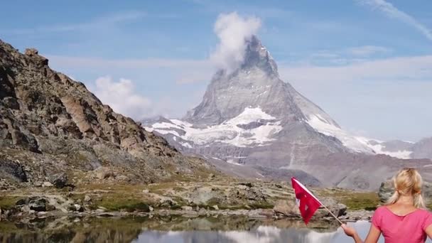 Turistkvinna i Zermatt — Stockvideo
