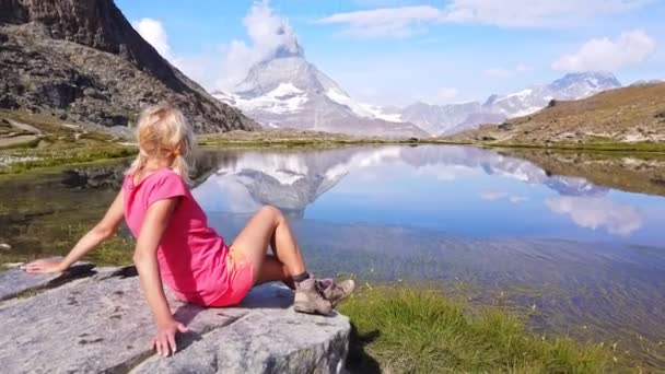 Touristin am Matterhorn am Riffelsee — Stockvideo