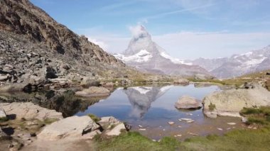 Riffelsee Gölü 'ndeki Matterhorn Tepesi