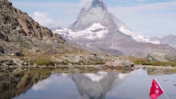 Turistkvinna i Zermatt — Stockvideo