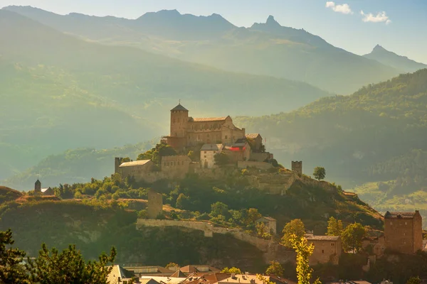 Castello di Sion e vigneti terrazzati — Foto Stock