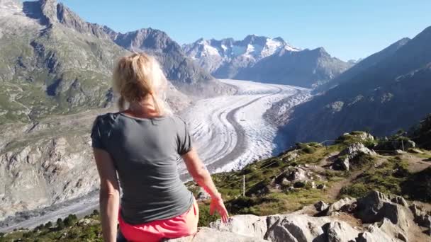 Turistka na Alpském ledovci — Stock video