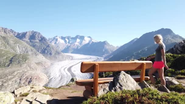 Turystka na lodowcu alpejskim — Wideo stockowe