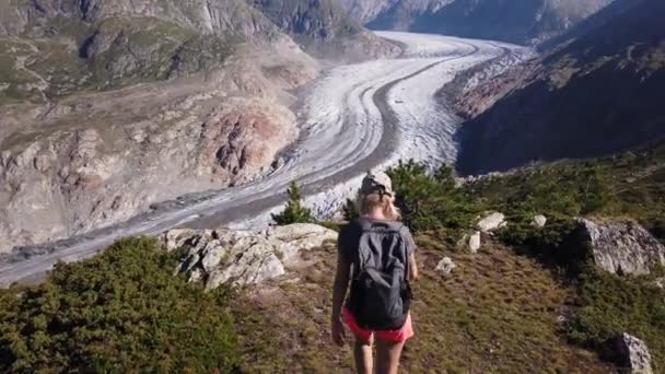 Mujer turística en el Glaciar Alpino — Vídeos de Stock