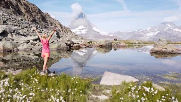 Turystka w Matterhorn nad jeziorem Riffelsee — Wideo stockowe