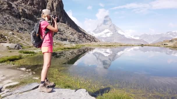 Fotograf tar bilder på Matterhorn — Stockvideo