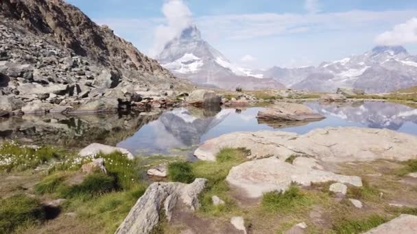 Matterhorn på Riffelsee Lake — Stockvideo