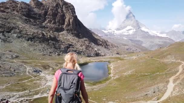 Touristin am Matterhorn am Riffelsee — Stockvideo