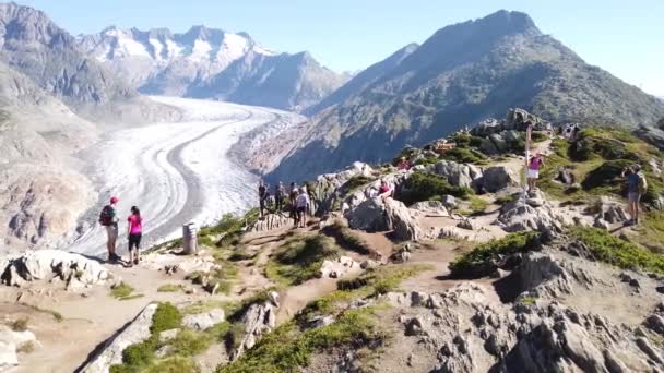 Туристы на альпийском леднике — стоковое видео