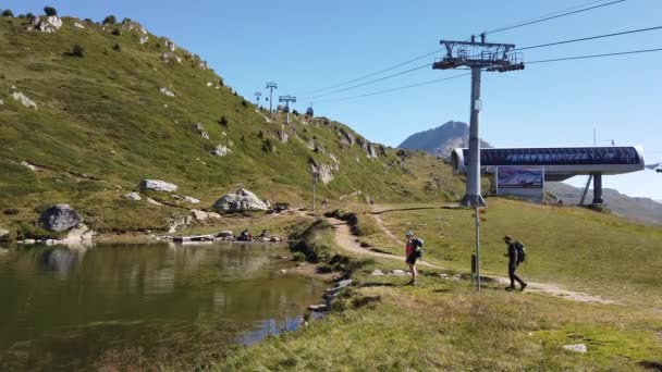 Touristen am Alpengletscher — Stockvideo