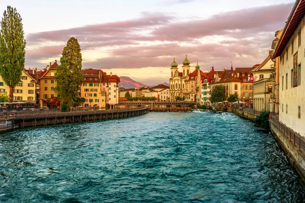Sviçre Nin Merkezindeki Lucerne Nehrinin Lucerne Şehrinde Gün Batımı Reuss — Stok fotoğraf