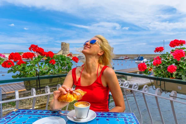 Mujer Vestido Rojo Tirando Desayuno Con Croissant Capuchino Cafetería Italiana — Foto de Stock
