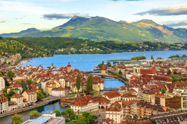 Lucerne ufuk çizgisinin havadan görünüşü ve Lucerne Gölü ile Rigi Dağı ve İsviçre 'nin Lucerne Kantonu' nun zirvesi. Günbatımı, turuncu bulutlar ve yeşil tepelerle muhteşem bir manzara..