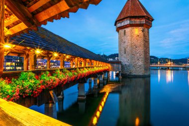 Lucerne 'in muhteşem gece hayatı İsviçre' deki Lucerne Gölü 'nde gece aydınlandı. Reuss nehri üzerindeki tarihi ahşap köprünün su kulesi..