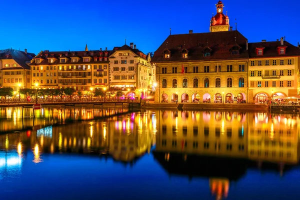 Lucerne Gölü Kıyısındaki Ortaçağ Şehri Vierwaldstatersee Geceleri Aydınlanıyor Kornschutte Belediye — Stok fotoğraf