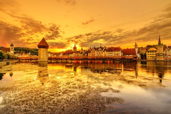 Lucerne Günbatımı Şehir Manzarası Sviçre Deki Lucerne Reuss Nehrine Yansıdı — Stok fotoğraf