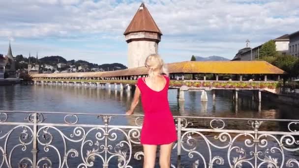 Туристическая женщина в Люцерне — стоковое видео