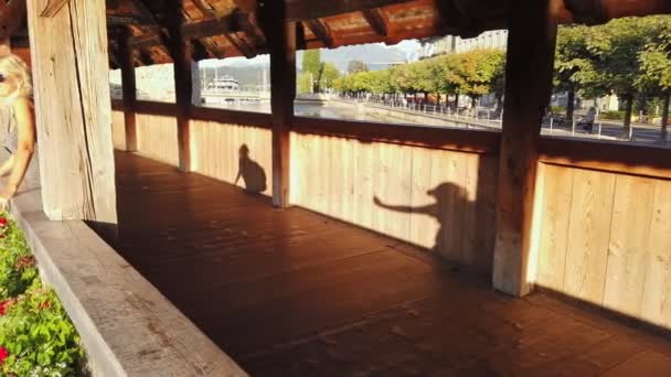 Турист на Люцернском цветочном мосту — стоковое видео