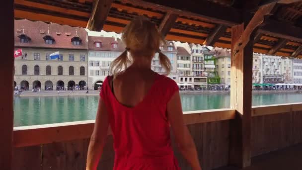 Туристка на Люцернском мосту — стоковое видео