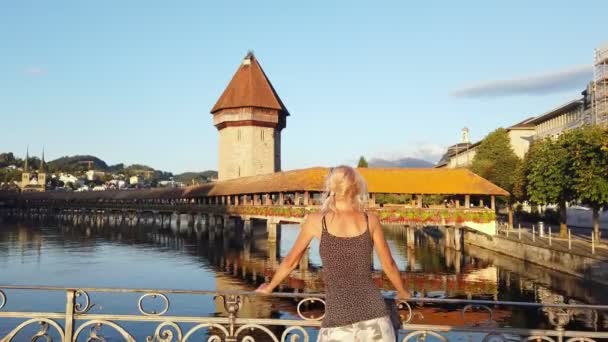 Toeristisch meisje in Luzern stad — Stockvideo