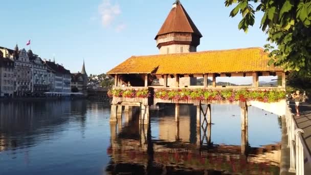 Luzerner Kapellenbrücke und Skyline — Stockvideo