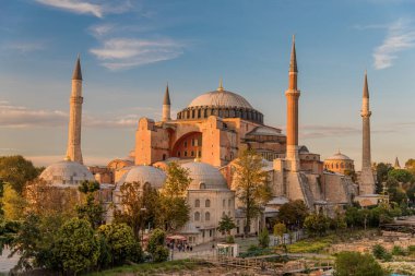 Ayasofya (Türkçe), İstanbul, Türkiye. Eski Yunan Ortodoks Hıristiyan ataerkil katedrali, daha sonra bir Osmanlı imparatorluk camisi ve şimdi de bir müze. Yedi harikadan biri..