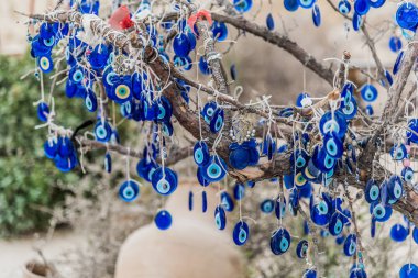 Mavi kötü gözleri (Nazar Boncugu) ağaç üzerinde asılı