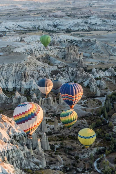 Färgglada Luftballonger Flyger Över Kärlek Valley Kappadokien Tur Stockbild