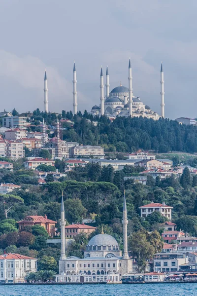从博斯普鲁斯海峡游船与伊斯坦布尔的三座清真寺景观 — 图库照片