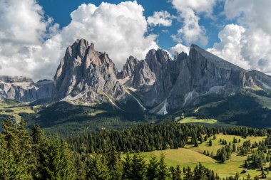 Saslonch, Sassolungo ya da Langkofel dağlarının en yüksek dağı Alpe di Siusi 'den ya da Güney Tyrol, İtalya' daki Dolomitler 'deki Seiser Alm' den