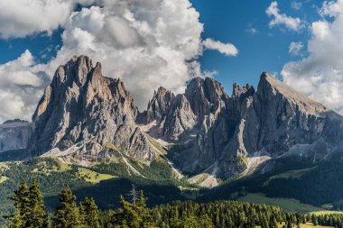 Saslonch, Sassolungo ya da Langkofel dağlarının en yüksek dağı Alpe di Siusi 'den ya da Güney Tyrol, İtalya' daki Dolomitler 'deki Seiser Alm' den