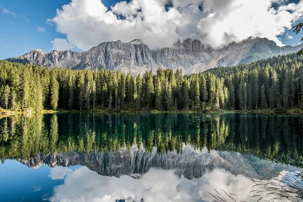 Jezioro Carezza Lago Carezza Lub Karersee Południowym Tyrolu Włochy — Zdjęcie stockowe