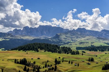 Güney Tirol,İtalya'daki Dolomites'teki Alpe di Siusi veya Seiser Alm platosunun görünümü