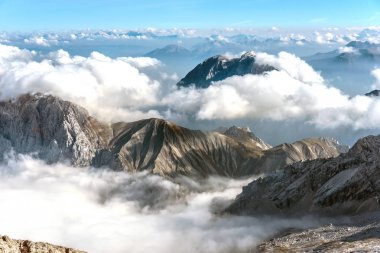 Zugspitze'den Almanya ve Avusturya arasında Alpler'in görünümü