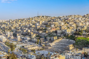 Amman Kalesi tepesinden alınan Roma tiyatrosu, Odeon tiyatrosu ve Haşimi plazaile Ürdün'ün başkenti Amman'ın manzarası