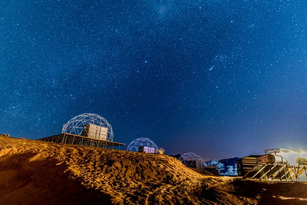 Starry Night Med Martian Dome Ett Ökenläger Wadi Rum Jordanien Stockfoto