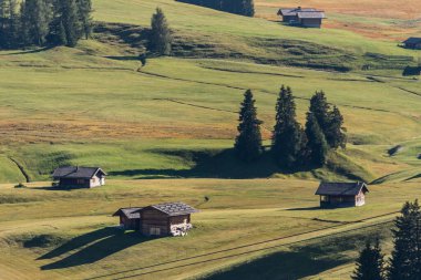 Alpe di Siusi veya Seiser Alm, Val Gardena, Dolomites, South Tyrol, İtalya 'daki en büyük yüksek irtifa dağlık alan manzarası