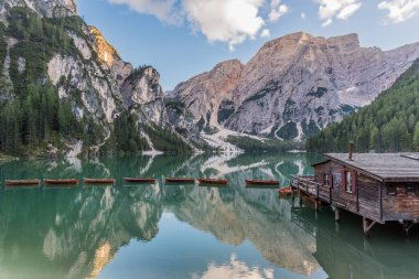 Dolomitler 'de Braies Gölü (Lago di Braies veya Pragser Wildsee), Güney Tyrol, İtalya
