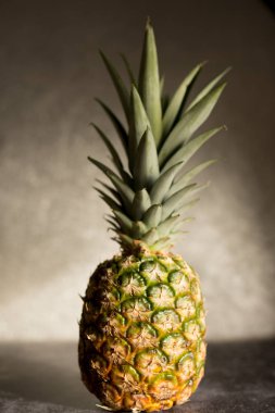 Siyah arkaplanda ananas